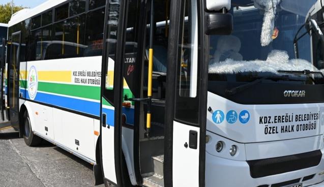 Kaskla otobüse, yetmedi sürücüye saldırdı…