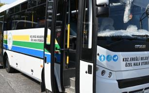 Kaskla otobüse, yetmedi sürücüye saldırdı…