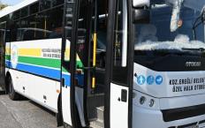 Kaskla otobüse, yetmedi sürücüye saldırdı…