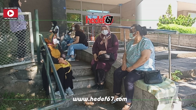 Öğrenciler sınavda, aileleri dışarıda ter döktü...
