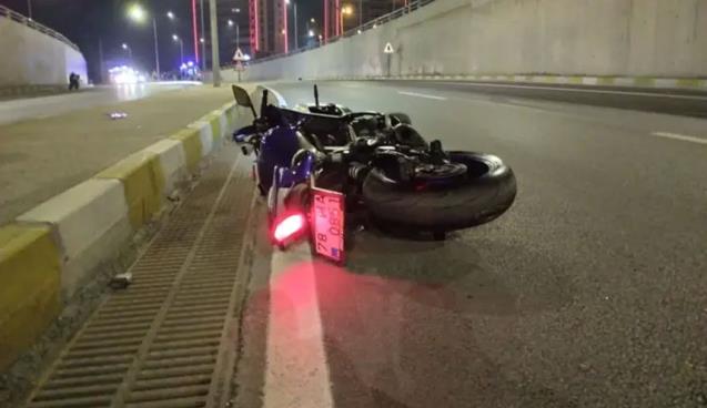 Direğine çarpan motosikletteki 2 üniversite öğrencisi...