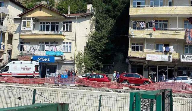Dengesini kaybetti… Beton zemine düştü…