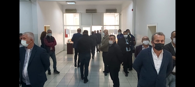 Meclis üyeleri salonu terk etti.