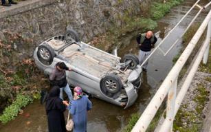 Hakimiyetini kaybetti... Dereye uçtu...