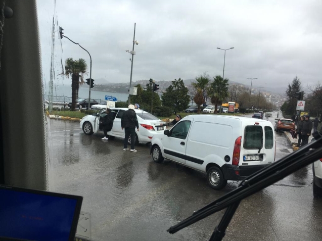 Hafif ticari araç önünde ki araca çarptı.