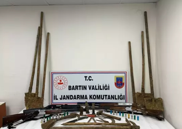 Kaçak define kazısı yaparken yakalandılar...