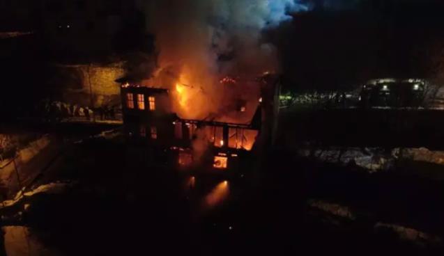 2 katlı tarihi konak yandı...