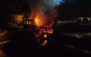 2 katlı tarihi konak yandı...