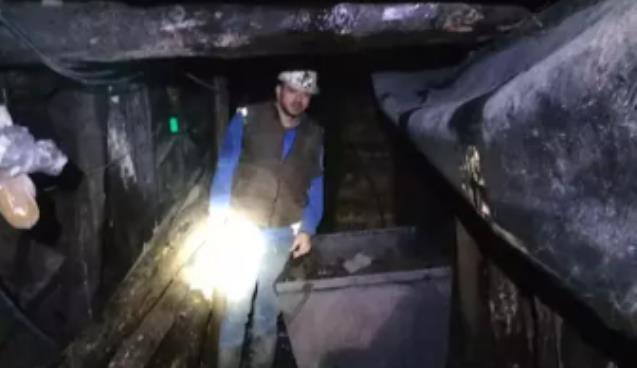 Taş ve kömür parçaları düştü... Hayatını kaybetti...