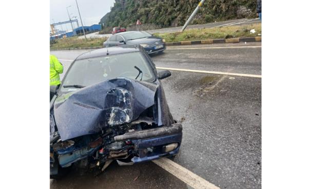 Bariyerlere çarptı... Yaralı sürücü hastaneye kaldırıldı...