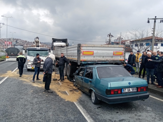 TIR ile otomobil çarpıştı... Ekipler olay yerinde...