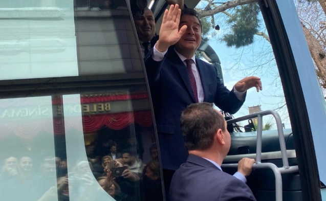 Ali Babacan, Zonguldaklı vatandaşları selamladı