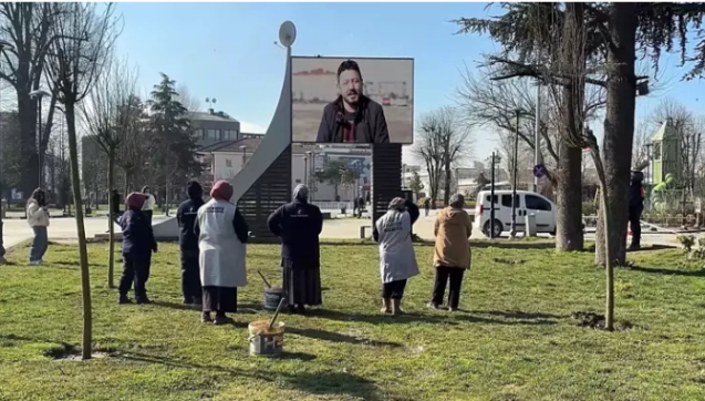 Eşlerinden LED ekranda duygusal mesaj... 
