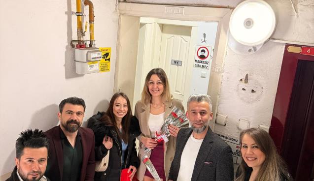 Malçok ve ekibi Kadınlar gününü karanfil ile kutladı…