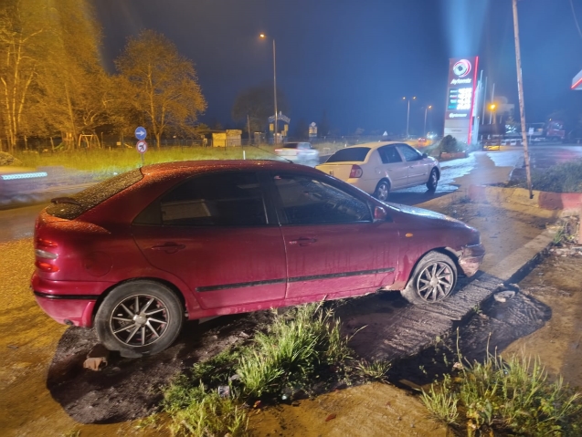 Virajı alamadı... Yoldan çıktı...