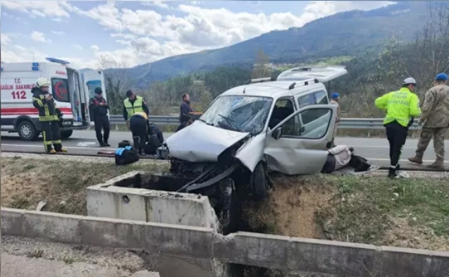 Beton menfeze çarpan araçta 1 ölü 2 yaralı...