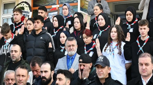 Öğrencileri, Vahide öğretmeni izci selamıyla uğurladı...