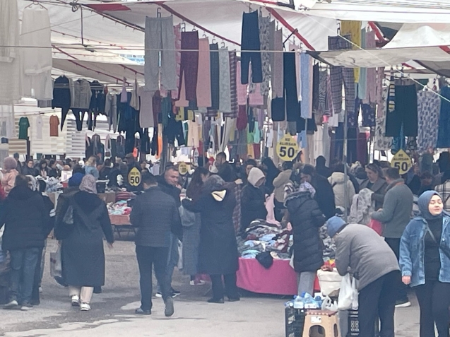 Giysi pazarına yoğun ilgi... İğne atsan yere düşmez...