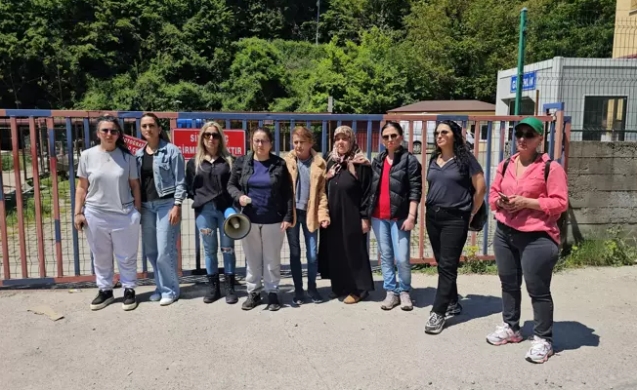 Hayvanseverler barınak önünde toplanıp eylem yaptı...