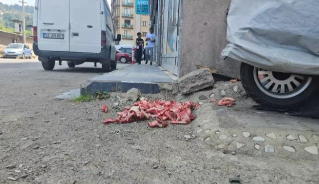 Kurban atıkları sokak ortasına bırakıldı...