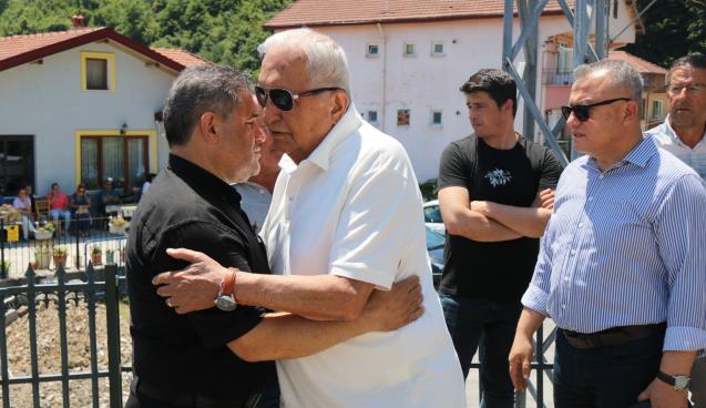 Cengiz Güneş, annesini son yolculuğuna  uğurladı...