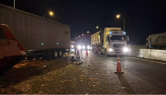 Kontrolü kaybeden TIR, tuğla yüklü TIR’a çarptı…