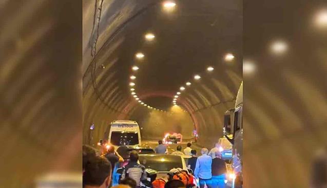 Tünelde alev alan otomobil yandı…