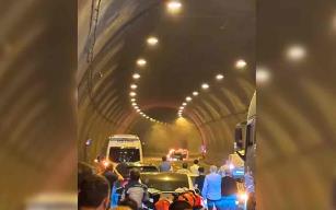 Tünelde alev alan otomobil yandı…