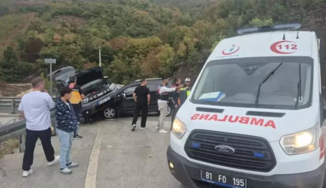 Cip ile hafif ticari araç çarpıştı... 3 yaralı...