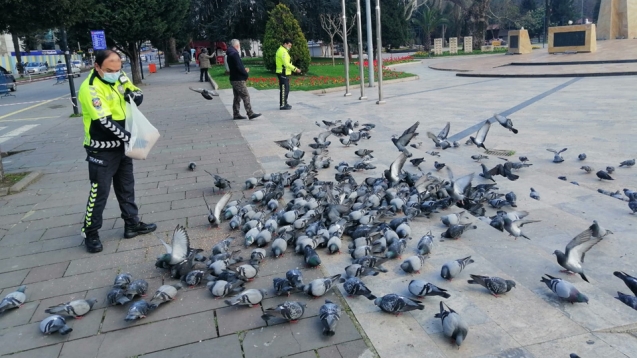 TRAFİK EKİPLERİNDEN, YÜREKLERİ ISITAN HAREKET...