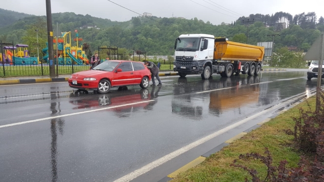 TIR OTOMOBİLE ARKADAN ÇARPTI...