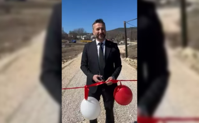 Köprünün açılışını tek başına yaptı...