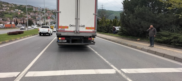 Kamyon otomobili kaldırıma sürükledi...