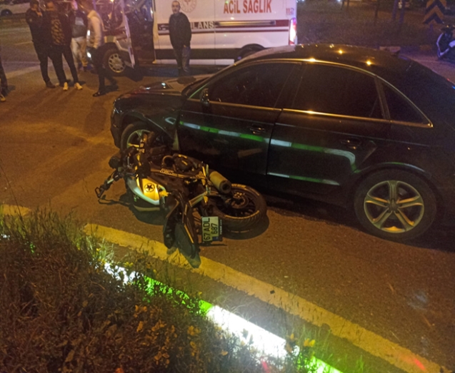 Motosiklet sürücüsü otomobilin altına girdi.. ağır yaralı...