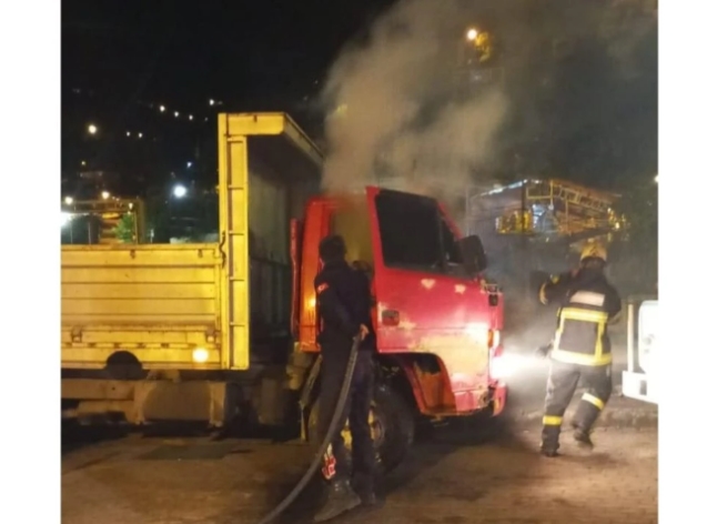 Kamyonet alevler içinde kaldı...