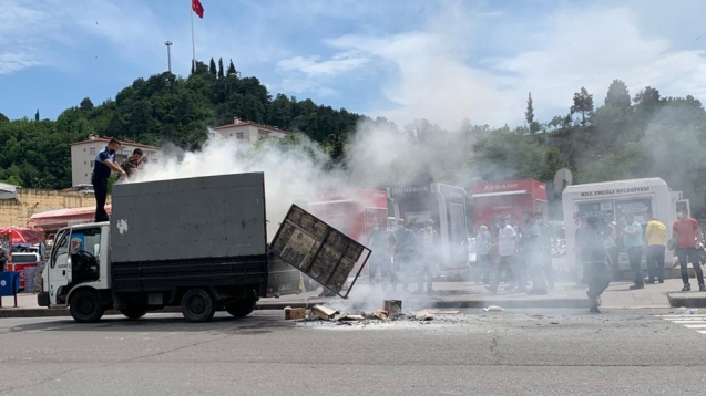 Kartonlar alev aldı...