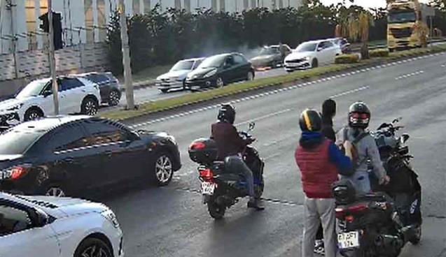 Otomobil seyir halindeyken alev aldı…