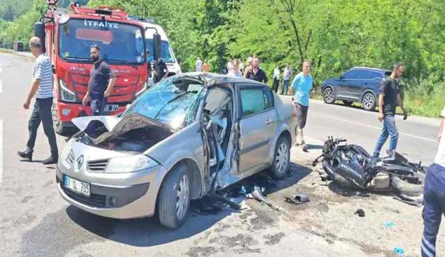 Motosiklet, akaryakıt istasyonuna dönen otomobile çarptı...