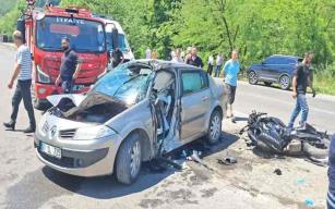 Motosiklet, akaryakıt istasyonuna dönen otomobile çarptı...