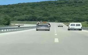 Otomobilin camlarından sarkanlara para cezası