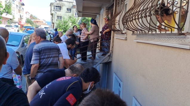 Apartman boşluğuna düştü...