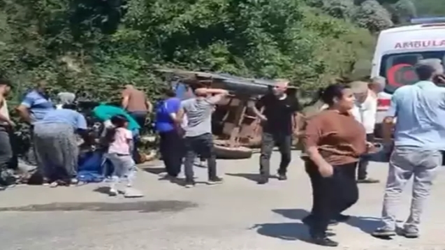 Fındık işçilerinin taşındığı römork devrildi...7 yaralı...