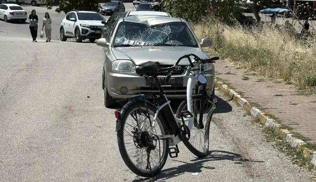 Otomobil ile elektrikli bisiklet çarpıştı; 1 ağır yaralı