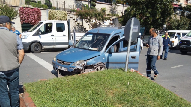 Sürücü orta refüje çarparak durabildi.