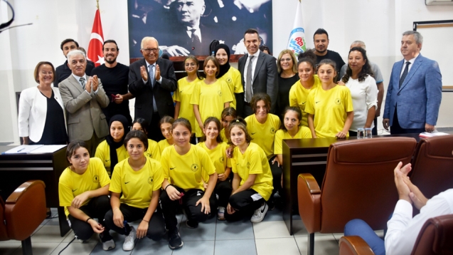 KIZ FUTBOL TAKIMI, ALTINLA ÖDÜLLENDİRİLDİ