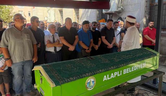 Alaplı yardım gönüllüsü Tıncay Çil'e ağlıyor...