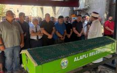 Alaplı yardım gönüllüsü Tıncay Çil'e ağlıyor...