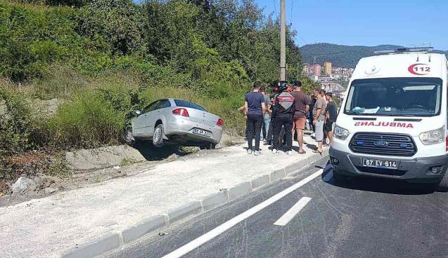 El frenini unuttu… Otomobil kaldırımda durdu…