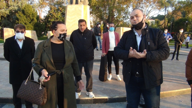 Müzisyenler alkışlarla protesto ettiler...