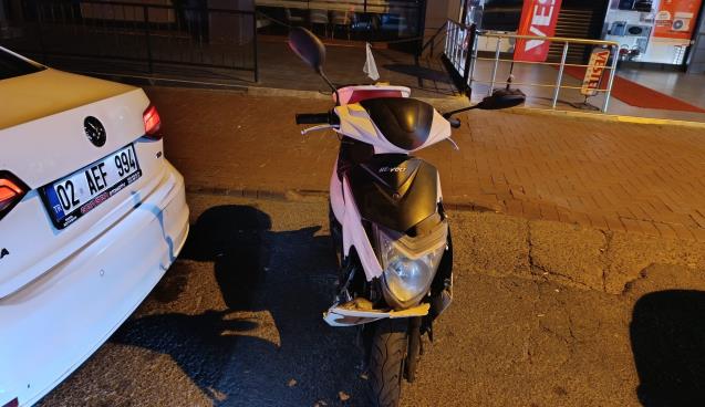 Otomobil ile motosiklet çarpıştı...